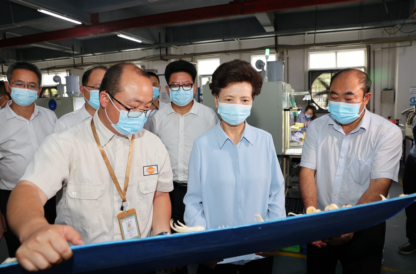 (审定)BK3A8189--1-----2022年8月16日至17日,省委书记、省人大常委会主任谌贻琴深入毕节市金沙县、七星关区、赫章县、大方县调研。图为谌贻琴在七星关区毕节明月工艺美术有限公司考察生产车间。贵州日报天眼新闻记者 杜朋城 摄影.jpg