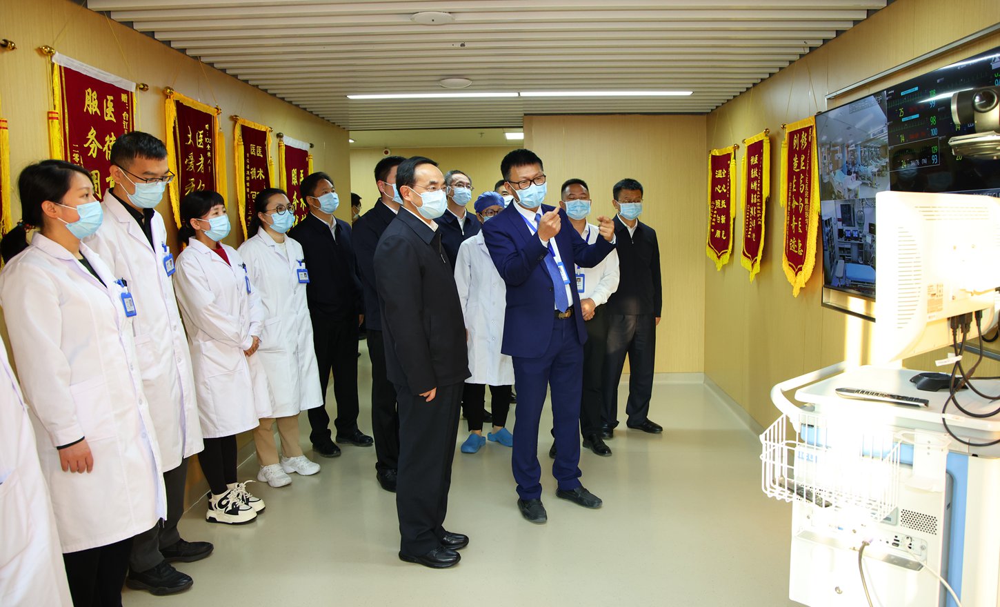 (审定)DPCL2139-1-----图为徐麟在台江县人民医院考察。贵州日报天眼新闻记者 杜朋城 摄影.jpg