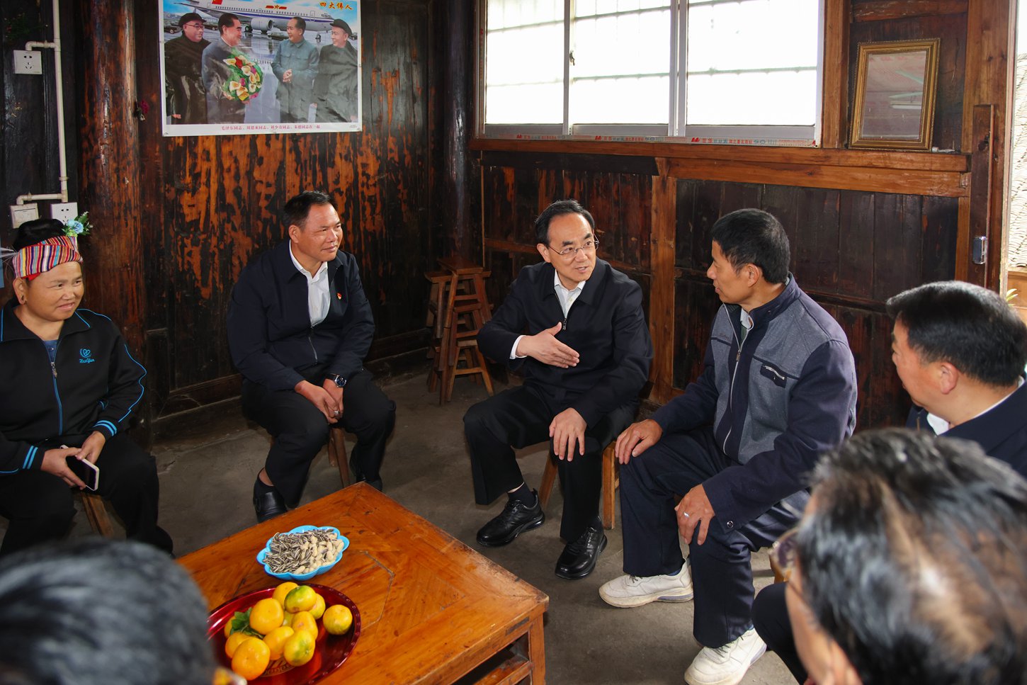 (审定)DPCL2906-2----图为徐麟在剑河县革东镇屯州村村民张学文家中拉家常。贵州日报天眼新闻记者 杜朋城 摄影.jpg